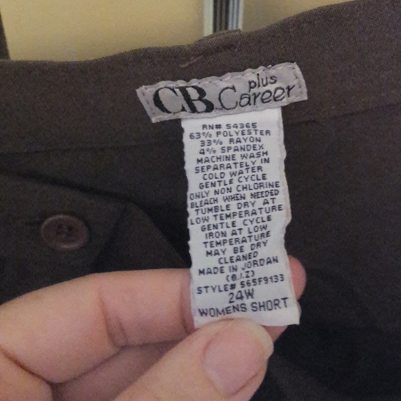 Woman's short slacks - Picture 4 of 4